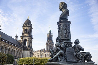 Deutschland, Dresden, Oberlandesgericht, Dresdner Kathedrale und Ernst-Rietschel-Denkmal - JATF01085
