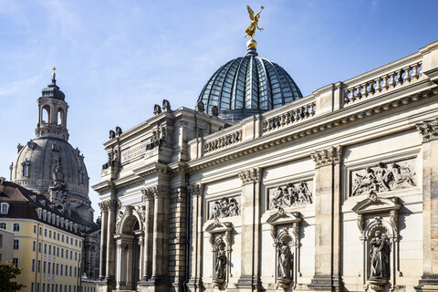 Deutschland, Dresden, Akademie der Bildenden Künste und Frauenkirche im Hintergrund, lizenzfreies Stockfoto