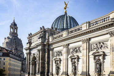 Deutschland, Dresden, Akademie der Bildenden Künste und Frauenkirche im Hintergrund - JATF01088