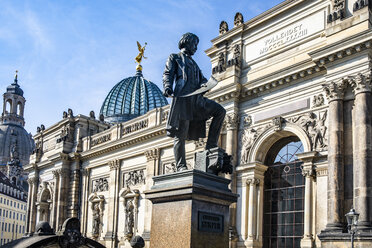 Deutschland, Dresden, Akademie der Bildenden Künste mit dem Denkmal von Gottfried Semper im Vordergrund - JATF01089