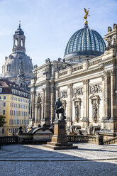 Deutschland, Dresden, Denkmal von Gottfried Semper, Akademie der Bildenden Künste und Kuppel der Frauenkirche - JATF01090