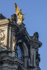 Deutschland, Dresden, Teil der Fassade der Akademie der Bildenden Künste mit goldener Engelsstatue - JATF01092