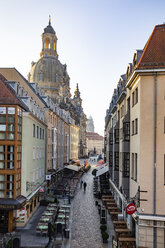 Deutschland, Dresden, Blick auf die Frauenkirche mit der Münzgasse im Vordergrund - JATF01095