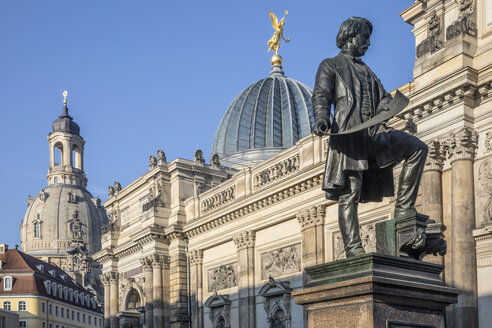 Deutschland, Dresden, Denkmal von Gottfried Semper, Akademie der Bildenden Künste und Kuppel der Frauenkirche - JATF01098