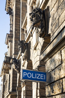 Geramny, Dresden, Teil der Fassade des Polizeipräsidiums mit dem Schild 'Polizei' - JATF01105