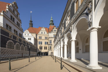 Deutschland, Dresden, Stallhof bei Sonnenlicht - JATF01108