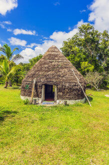 Neukaledonien, Lifou, traditionelle Kanak-Hütte - THAF02360