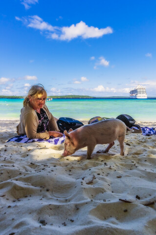 Neukaledonien, Lifou, Frau und Ferkel am Strand, lizenzfreies Stockfoto