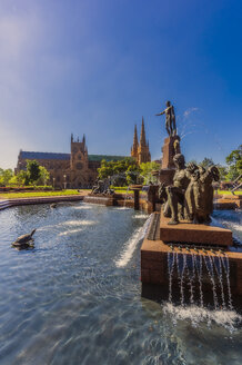 Australien, New South Wales, Sydney, J. F. Archibald Memorial Fountain, St. Marys Cathedral im Hintergrund - THAF02365