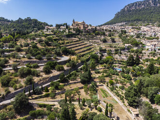 Spanien, Balearen, Mallorca, Valldemossa, Pfarrkirche Sant Baromeu und Cartuja de Valldemosa - AMF06302