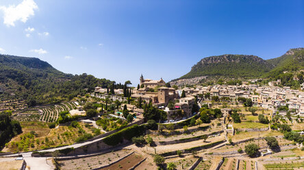 Spanien, Balearen, Mallorca, Valldemossa, Pfarrkirche Sant Baromeu und Cartuja de Valldemosa - AMF06307