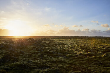 Landschaftliche Ansicht der Lavaebene gegen den Himmel bei Sonnenuntergang - CAVF57432