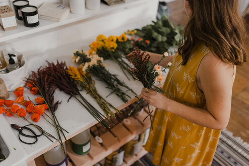 Hohe Winkel Ansicht der Florist machen Strauß im Blumenladen - CAVF57434