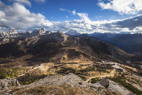 Panoramablick auf den Passo Falzarego bei bewölktem Himmel - CAVF57438