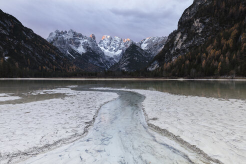 Landschaftlicher Blick auf den See und die Berge gegen den bewölkten Himmel im Winter - CAVF57439