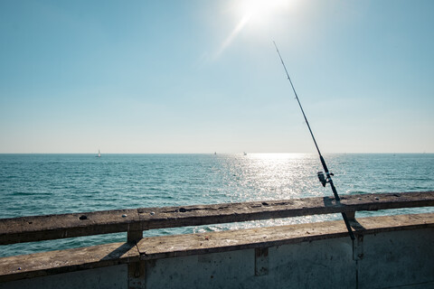 USA, Kalifornien, Los Angeles, Angelrute auf dem Pier von Venice, lizenzfreies Stockfoto