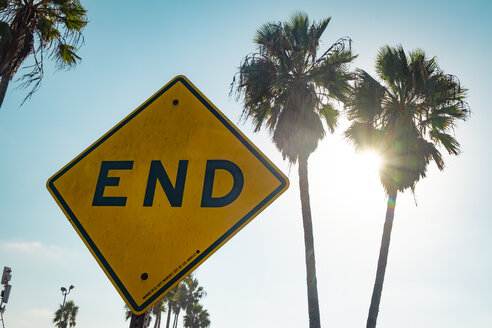 USA, Kalifornien, Los Angeles, Venice, Schild End gegen Palmen und Sonne - SEEF00050