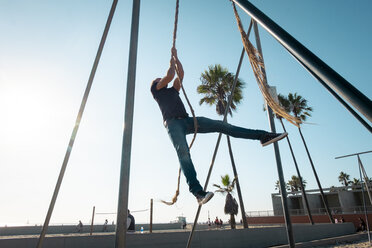 USA, Kalifornien, Los Angeles, Venedig, Mann auf dem Seil am Muscle Beach - SEEF00051