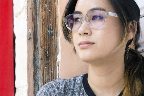 Porträt einer jungen Frau mit modischer Brille - LMJF00008