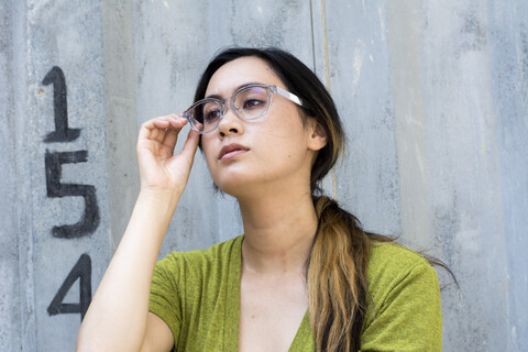 Porträt einer jungen Frau mit modischer Brille, lizenzfreies Stockfoto