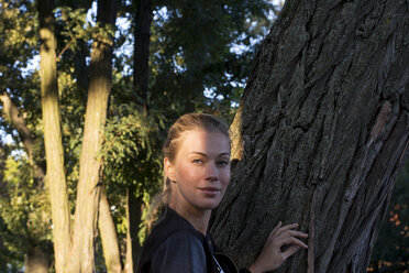 Porträt einer lächelnden Frau in der Natur - LMJF00028