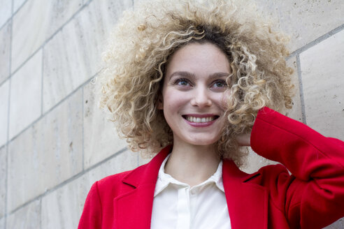 Porträt einer lächelnden blonden Frau mit Ringellöckchen - LMJF00043