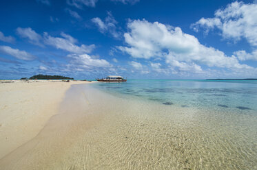 Cookinseln, Rarotonga, Lagune von Aitutaki, traditionelles Boot am Strand - RUNF00281