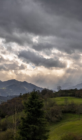 Spanien, Asturien, Berglandschaft, stürmischer Herbsttag, lizenzfreies Stockfoto