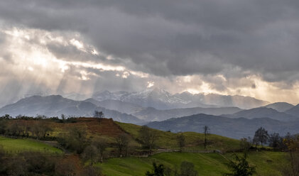 Spanien, Asturien, Berglandschaft, stürmischer Herbsttag - MGOF03834