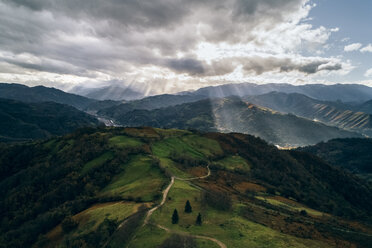 Spanien, Asturien, Berglandschaft im Herbst, Sonnenlicht - MGOF03840