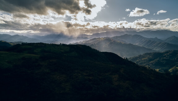 Spanien, Asturien, Berglandschaft im Herbst, Sonnenlicht - MGOF03841