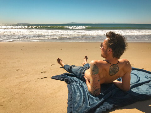 Mann genießt Meer, Sonne und Sand am Strand von Ventura, Kalifornien, USA, lizenzfreies Stockfoto