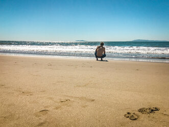 Mann macht eine Pause am Strand von Ventura, Kalifornien, USA - SEEF00055