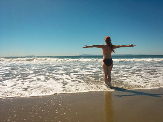 Frau genießt Meer, Sonne und Sand am Strand von Ventura, Kalifornien, USA - SEEF00056