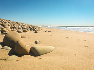 Steine, Sand und Meer am Strand von Ventura, Kalifornien, USA - SEEF00057