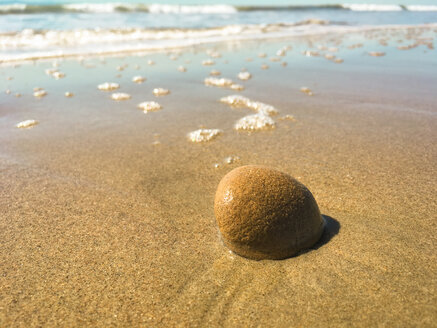 Steine, Sand und Meer am Strand von Ventura, Kalifornien, USA - SEEF00058