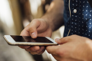 Man' hands using smartphone, close-up - BOYF01116