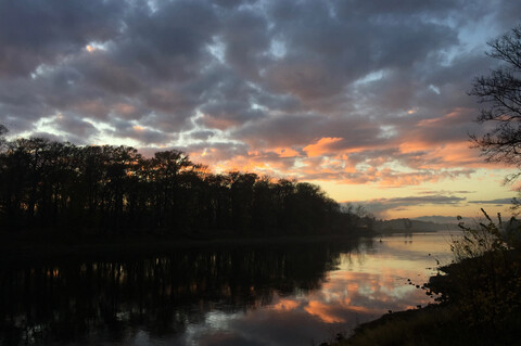 Abend an der Elbe bei Dresden, Deutschland, lizenzfreies Stockfoto