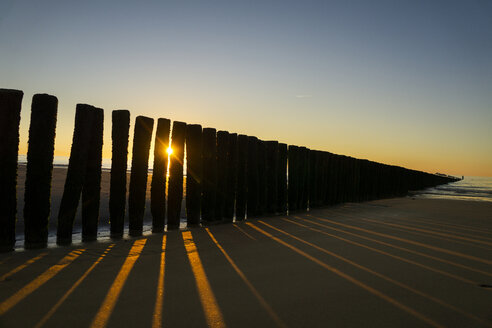 Netherlands, Cadzand-Bad, beach with breakwater at sunset - SKAF00066