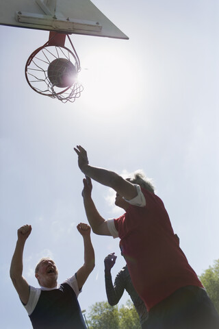 Aktive ältere Männer, die Basketball spielen, lizenzfreies Stockfoto