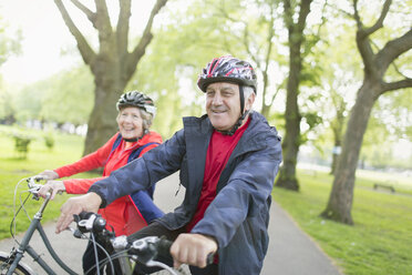 Aktives Seniorenpaar beim Radfahren im Park - CAIF22274