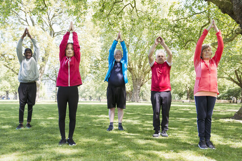 Aktive Senioren beim Sport und Yoga im Park - CAIF22284