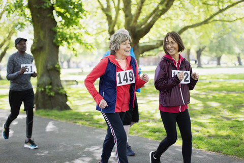 Aktive Seniorinnen Freunde Power Walking Sportrennen im Park, lizenzfreies Stockfoto