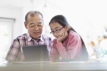 Großvater und Enkelin benutzen digitales Tablet - CAIF22337