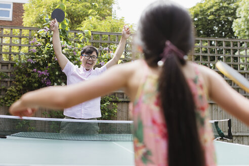 Überschwänglicher Vater und Tochter spielen Tischtennis - CAIF22349