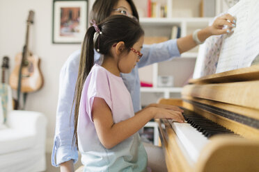 Mutter und Tochter spielen Klavier - CAIF22351