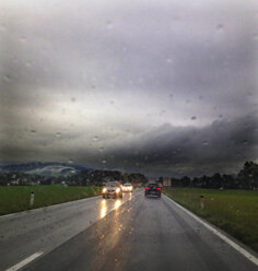 Autos auf der Straße im Regen - WWF04500