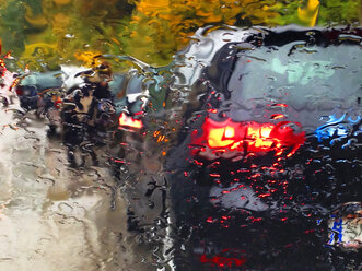 Autos auf der Straße im Regen - WWF04506