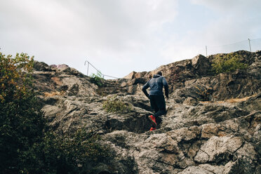 Niedriger Blickwinkel von Sportler klettern Felsen auf dem Hügel - MASF09865