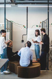 Kreative Geschäftsleute, die bei einem Treffen im Büro Ideen diskutieren - MASF10025